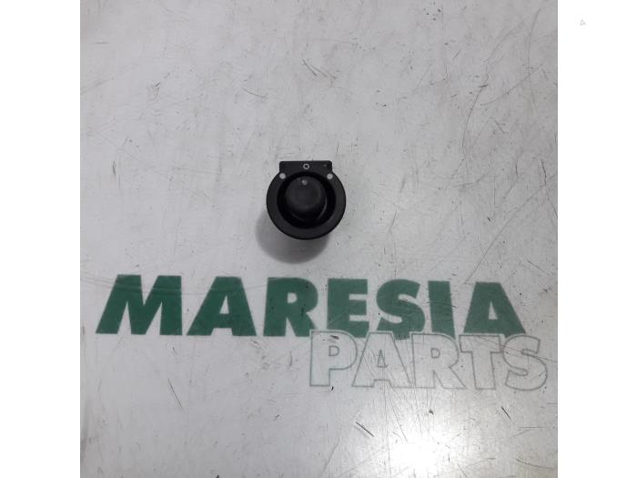 Usados Interruptor de retrovisor Renault Master III (MA/MB/MC/MD/MH/MF/MG/MH) 2.3 dCi 16V Precio € 30,25 IVA incluido ofrecido por Maresia Parts