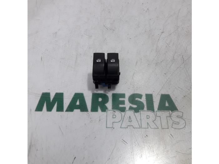 Usados Interruptor combinado de ventanillas Renault Master III (MA/MB/MC/MD/MH/MF/MG/MH) 2.3 dCi 16V Precio € 30,25 IVA incluido ofrecido por Maresia Parts
