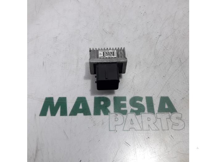 Glow plug relay from a Renault Master IV (MA/MB/MC/MD/MH/MF/MG/MH) 2.3 dCi 16V 2015