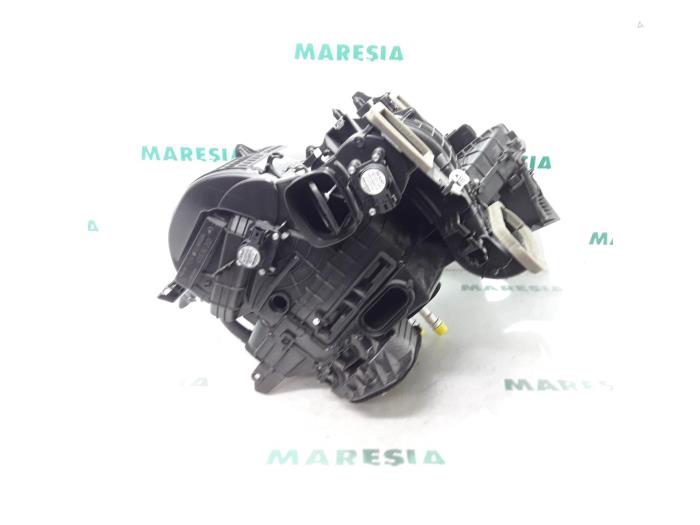 Cuerpo de calefactor de un Renault Master IV (MA/MB/MC/MD/MH/MF/MG/MH) 2.3 dCi 16V 2015