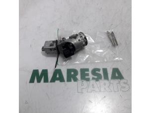Used Ignition lock + key Peugeot 407 SW (6E) 2.0 HDiF 16V Price € 60,00 Margin scheme offered by Maresia Parts