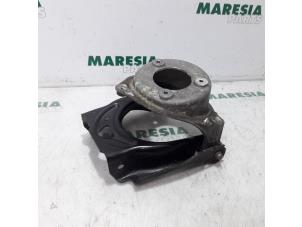 Used Front upper wishbone, left Peugeot 407 SW (6E) 2.0 HDiF 16V Price € 25,00 Margin scheme offered by Maresia Parts