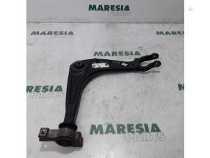 Usagé Bras de suspension haut avant droit Peugeot 407 SW (6E) 2.0 HDiF 16V Prix € 25,00 Règlement à la marge proposé par Maresia Parts