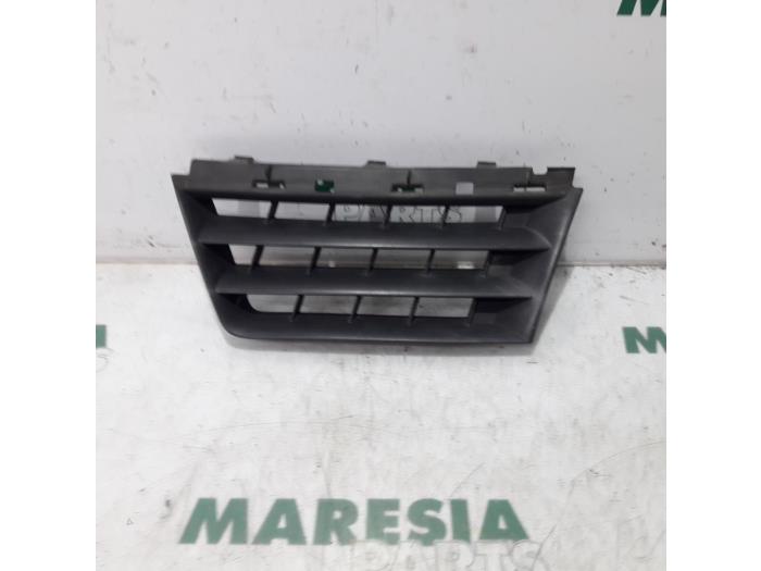 Begagnade Grill Renault Scénic II (JM) 1.6 16V Pris € 25,00 Marginaltabell erbjuds av Maresia Parts