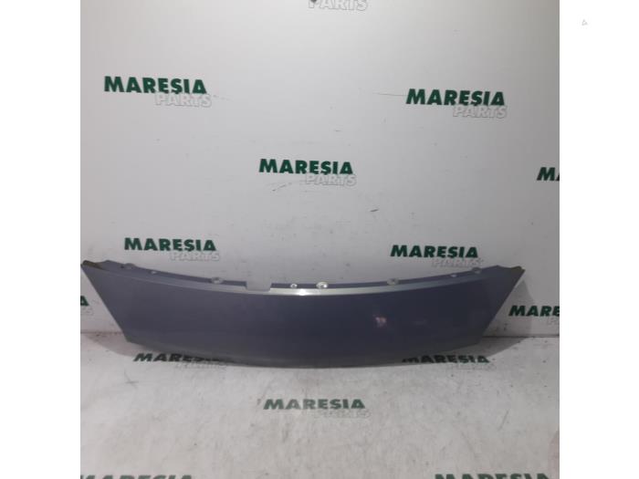 Używane Grill Renault Scénic II (JM) 1.6 16V Cena € 35,00 Procedura marży oferowane przez Maresia Parts