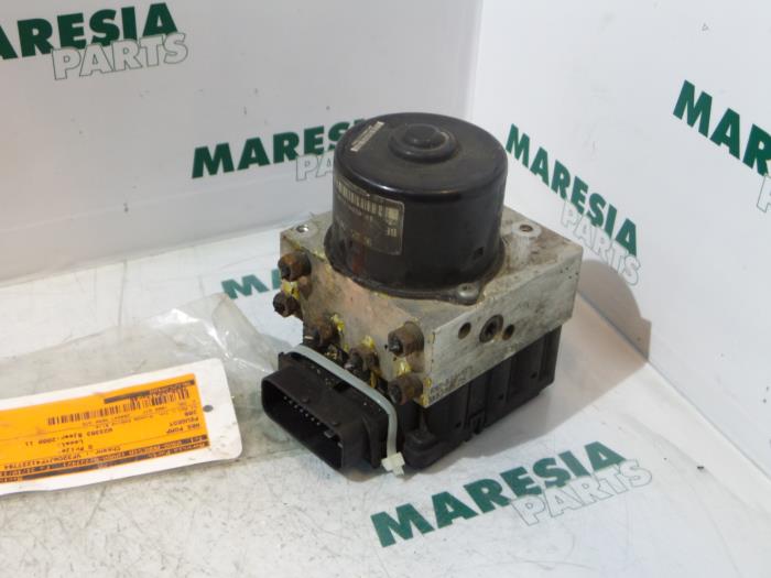 Używane Pompa ABS Peugeot 206 (2A/C/H/J/S) 1.9 D Cena € 75,00 Procedura marży oferowane przez Maresia Parts