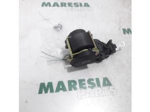 Used Rear seatbelt, centre Renault Scénic II (JM) 1.6 16V Price € 25,00 Margin scheme offered by Maresia Parts