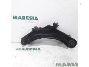 Usagé Bras de suspension bas avant gauche Renault Scénic II (JM) 1.6 16V Prix € 20,00 Règlement à la marge proposé par Maresia Parts