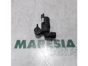 Used Windscreen washer pump Peugeot 407 SW (6E) 2.2 16V Price € 10,00 Margin scheme offered by Maresia Parts