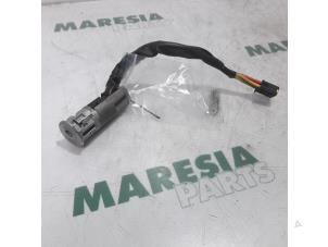 Used Ignition lock + key Renault Twingo (C06) 1.2 16V Price € 35,00 Margin scheme offered by Maresia Parts