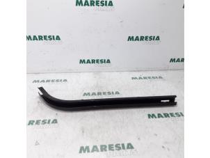 Used Sliding door rail, right Citroen Berlingo 1.6 Hdi 16V 90 Price € 60,00 Margin scheme offered by Maresia Parts