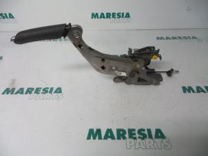 Używane Dzwignia hamulca postojowego Peugeot 508 SW (8E/8U) 1.6 e-HDi 16V Cena € 65,00 Procedura marży oferowane przez Maresia Parts