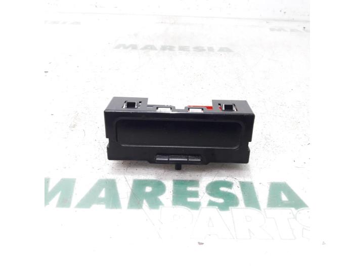 Begagnade Innerdisplay Renault Clio II (BB/CB) 1.6 16V Pris € 15,00 Marginaltabell erbjuds av Maresia Parts