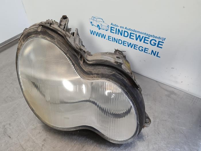 Używane Reflektor prawy Mercedes C Combi (S203) 2.2 C-200 CDI 16V Cena € 25,00 Procedura marży oferowane przez Auto- en demontagebedrijf Eindewege