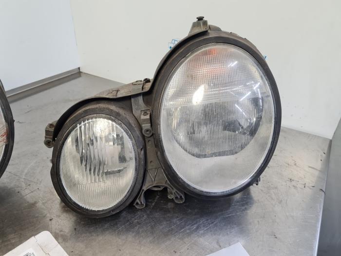Gebrauchte Scheinwerfer links Mercedes E Combi (S210) 2.2 E-220 CDI 16V Preis € 60,00 Margenregelung angeboten von Auto- en demontagebedrijf Eindewege