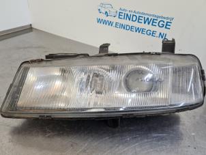 Używane Reflektor lewy Opel Calibra 2.5 V6 Cena na żądanie oferowane przez Auto- en demontagebedrijf Eindewege