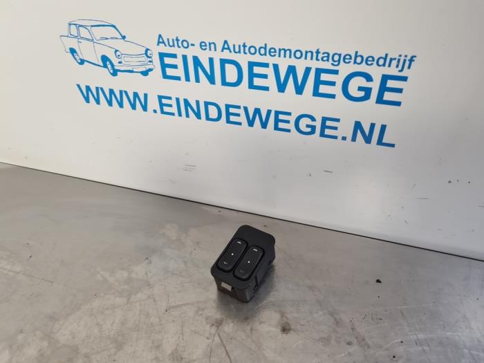 Usados Interruptor combinado de ventanillas Opel Meriva (A) 1.4 16V Twinport Precio € 20,00 Norma de margen ofrecido por Auto- en demontagebedrijf Eindewege