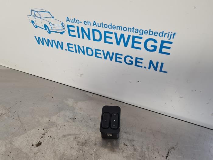 Usados Interruptor combinado de ventanillas Opel Zafira (F75) 1.8 16V Precio € 15,00 Norma de margen ofrecido por Auto- en demontagebedrijf Eindewege
