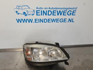 Używane Reflektor prawy Opel Zafira (F75) 1.8 16V Cena € 25,00 Procedura marży oferowane przez Auto- en demontagebedrijf Eindewege