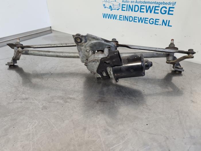 Wiper motor + mechanism from a Opel Astra F (53/54/58/59) 1.6i GL/GLS 1993