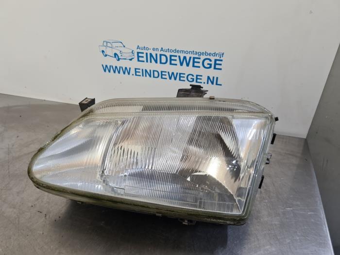 Headlight, left from a Renault Megane Scénic (JA) 1.6 RT 1999