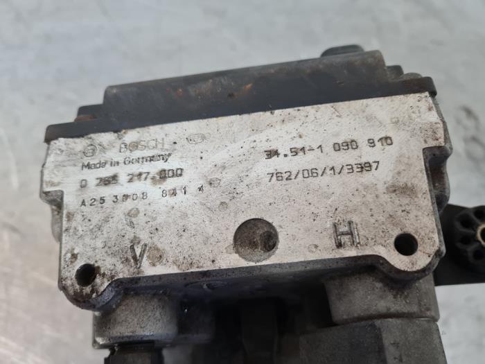 Używane Pompa ABS BMW 5 serie Touring (E39) 523i 24V Cena € 60,00 Procedura marży oferowane przez Auto- en demontagebedrijf Eindewege