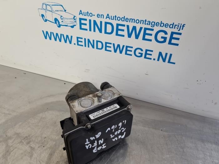Używane Pompa ABS Peugeot 307 SW (3H) 1.6 16V Cena € 50,00 Procedura marży oferowane przez Auto- en demontagebedrijf Eindewege