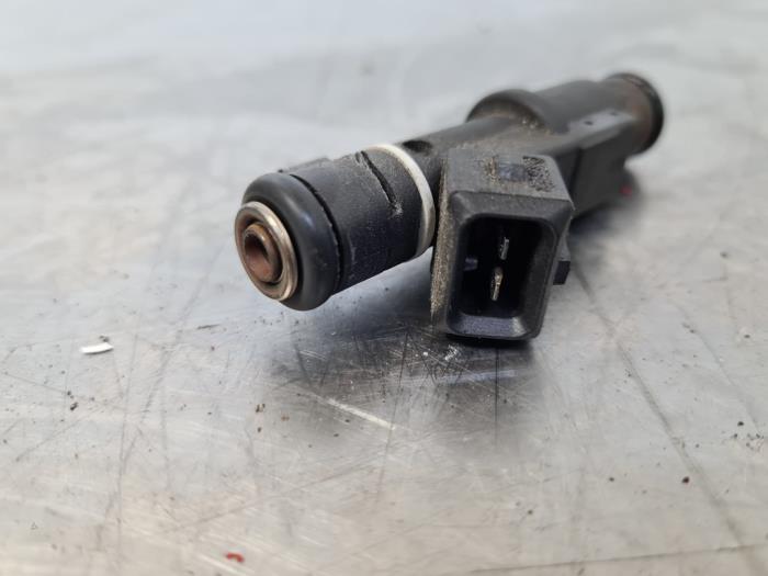 Injector (petrol injection) from a Peugeot 307 SW (3H) 2.0 16V 2003