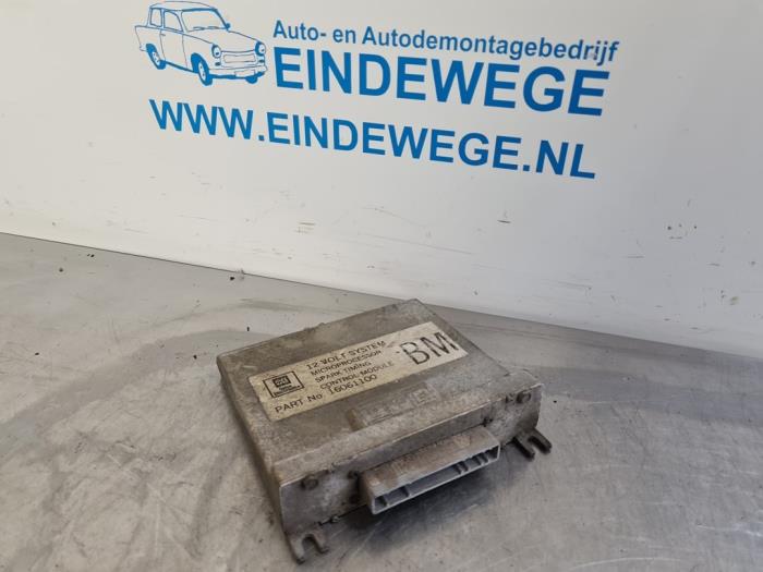 Calculateur moteur d'un Opel Kadett E (33/34/43/44) 1.3 N,L,LS,GL,GLS 1988