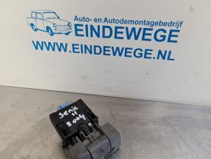 Used Parking brake switch Renault Scénic II (JM) 1.9 dCi 120 Price € 25,00 Margin scheme offered by Auto- en demontagebedrijf Eindewege