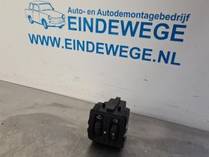 Usados Interruptor de regulador de altura Renault Twingo II (CN) 1.2 Precio € 10,00 Norma de margen ofrecido por Auto- en demontagebedrijf Eindewege