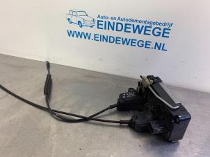 Używane Mechanizm blokady drzwi prawych tylnych wersja 4-drzwiowa Opel Vectra C GTS 3.0 CDTI V6 24V Cena € 25,00 Procedura marży oferowane przez Auto- en demontagebedrijf Eindewege