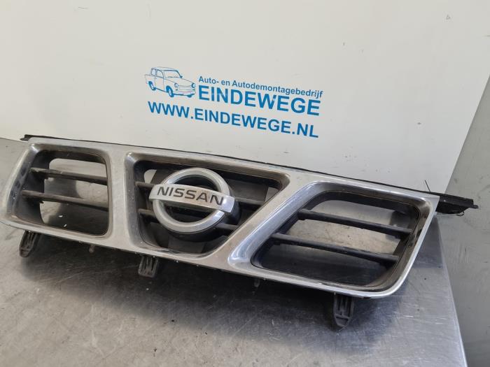 Begagnade Grill Nissan X-Trail (T30) 2.5 16V 4x4 Pris € 30,00 Marginaltabell erbjuds av Auto- en demontagebedrijf Eindewege