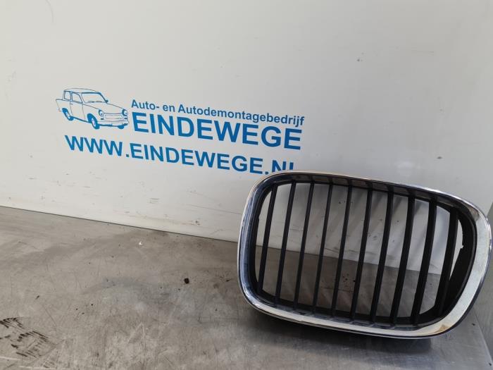 Używane Grill BMW 5 serie (E39) 523i 24V Cena € 15,00 Procedura marży oferowane przez Auto- en demontagebedrijf Eindewege