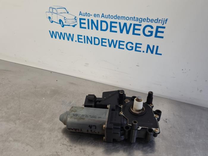 Usados Motor de ventanilla de puerta Audi A8 (D2) 2.8 V6 30V Quattro Precio € 30,00 Norma de margen ofrecido por Auto- en demontagebedrijf Eindewege