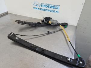 Używane Mechanizm szyby prawej przedniej wersja 4-drzwiowa BMW 3 serie Touring (E46/3) 318i 16V Cena € 40,00 Procedura marży oferowane przez Auto- en demontagebedrijf Eindewege