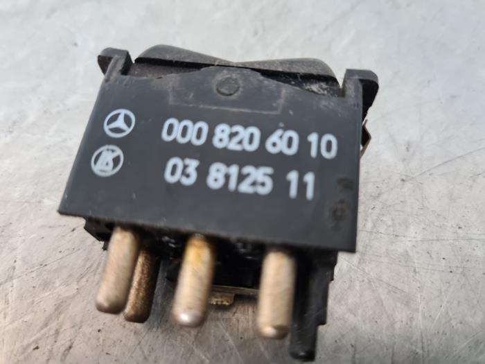 Interruptor de calefactor luneta de un Mercedes-Benz 200-300D (W123) 200 D 1979