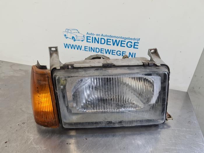 Używane Reflektor prawy Volvo 3-Serie Cena € 35,00 Procedura marży oferowane przez Auto- en demontagebedrijf Eindewege