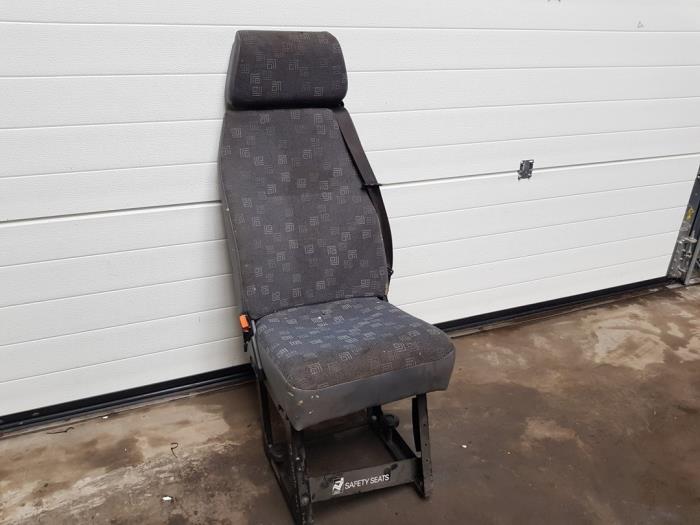 Używane Fotel tylny Mercedes Sprinter 2t (901/902) 208 CDI 16V Cena € 75,00 Procedura marży oferowane przez Auto- en demontagebedrijf Eindewege