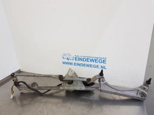 Used Wiper motor + mechanism Mercedes C (W203) 2.2 C-200 CDI 16V Price € 40,00 Margin scheme offered by Auto- en demontagebedrijf Eindewege