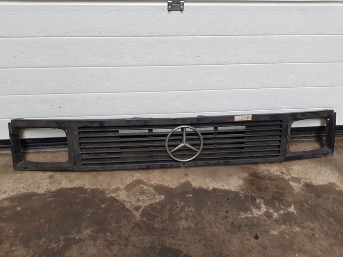 Używane Grill Mercedes L-Serie 2t (601) Cena € 50,00 Procedura marży oferowane przez Auto- en demontagebedrijf Eindewege