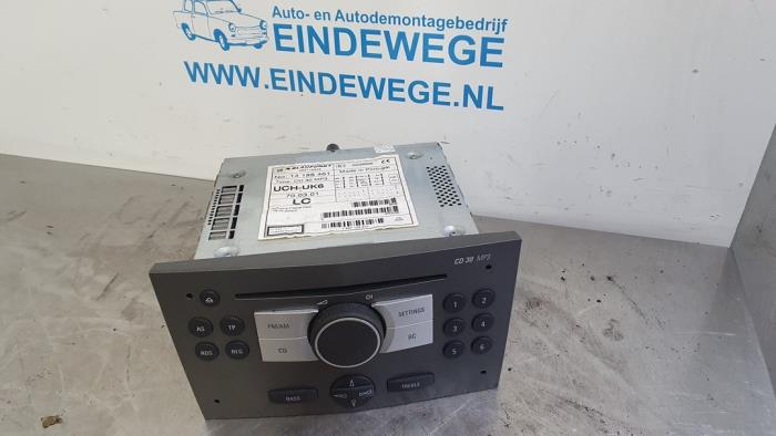 Używane Radio Opel Astra H SW (L35) 1.6 16V Twinport Cena € 65,00 Procedura marży oferowane przez Auto- en demontagebedrijf Eindewege