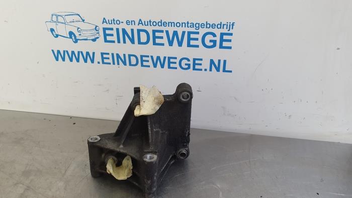Usagé Support pompe direction assistée Jaguar XJR 4.0 V8 32V Supercharged Prix € 50,00 Règlement à la marge proposé par Auto- en demontagebedrijf Eindewege
