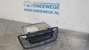 Usados Reproductor de CD y radio Peugeot 107 1.0 12V Precio € 50,00 Norma de margen ofrecido por Auto- en demontagebedrijf Eindewege