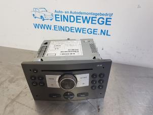 Używane Radioodtwarzacz CD Opel Zafira (M75) 1.9 CDTI Cena € 40,00 Procedura marży oferowane przez Auto- en demontagebedrijf Eindewege