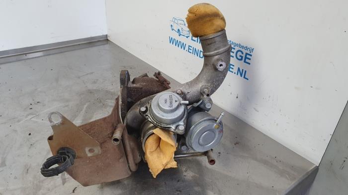 Turbo van een Renault Scénic II (JM) 2.0 16V Turbo 2008