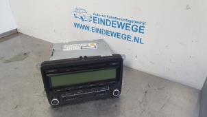 Używane Radioodtwarzacz CD Volkswagen Polo V (6R) 1.6 TDI 16V 90 Cena € 40,00 Procedura marży oferowane przez Auto- en demontagebedrijf Eindewege