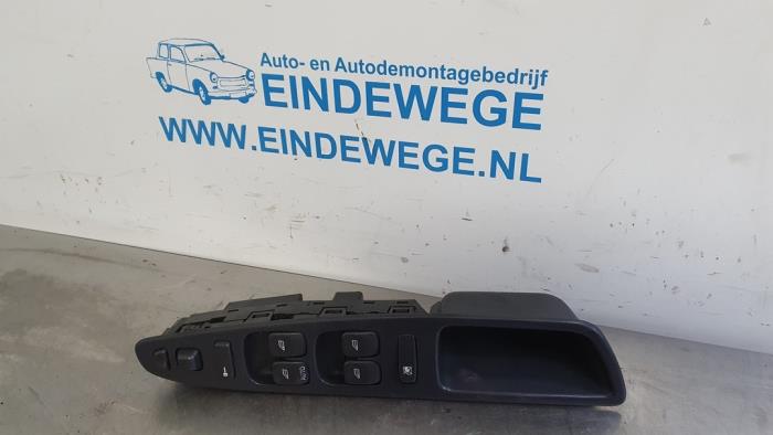 Usados Interruptor combinado de ventanillas Volvo V40 (VW) 2.0 16V Precio € 25,00 Norma de margen ofrecido por Auto- en demontagebedrijf Eindewege