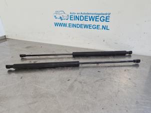 Used Set of tailgate gas struts Peugeot 206 (2A/C/H/J/S) 1.4 XR,XS,XT,Gentry Price € 20,00 Margin scheme offered by Auto- en demontagebedrijf Eindewege