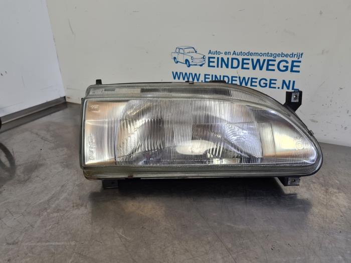 Używane Reflektor prawy Renault 19 Phase II/III (B/C53) 1.4i Cena € 25,00 Procedura marży oferowane przez Auto- en demontagebedrijf Eindewege
